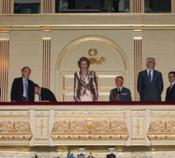 Su Majestad la Reina saluda desde el Palco Real